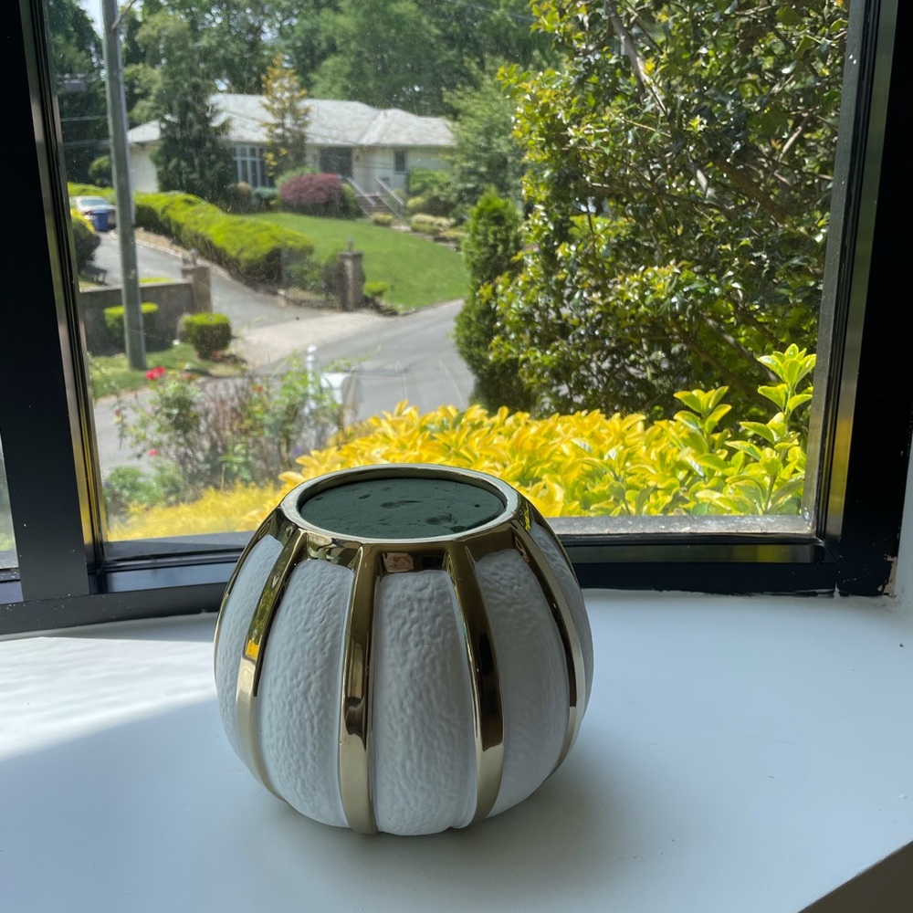 A beautiful textured ceramic flower vase - Picture 3 of 13